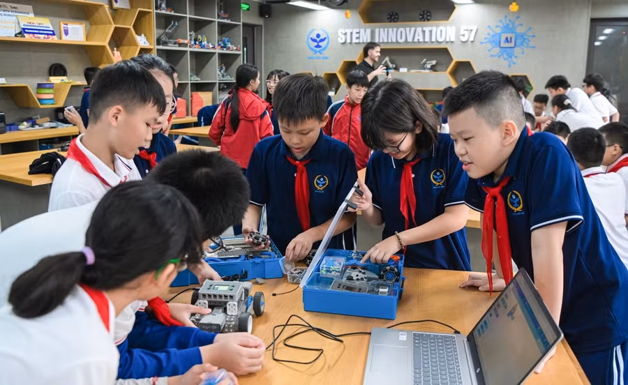 Học sinh Trường THCS Cầu Giấy (Hà Nội) thực hành trong phòng học STEM của nhà trường. Ảnh: NTCC