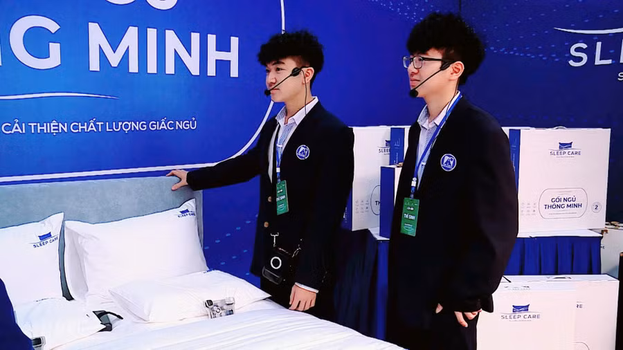 Nhóm học sinh Hà Nội bên sản phẩm Gối ngủ thông minh tham gia ngày hội khởi nghiệp.