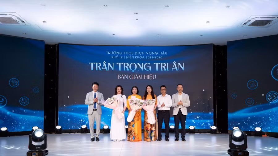 Đại diện Ban phụ huynh Khối 9 tri ân Ban Giám hiệu trường THCS Dịch Vọng Hậu.