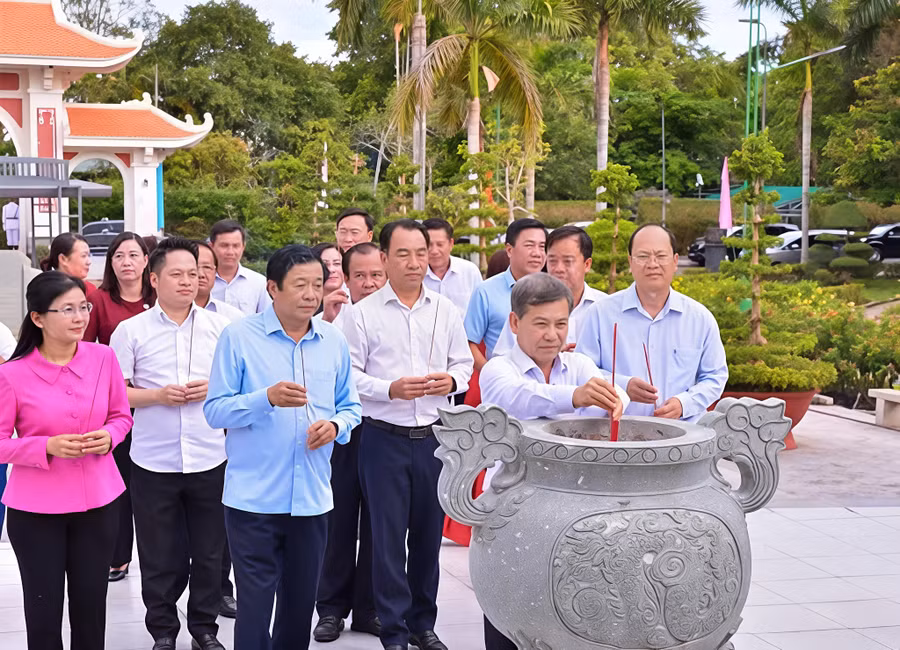 Đại biểu dâng hương tại Khu tưởng niệm Chủ tịch Hồ Chí Minh. ban-noi-chinh-1.jpg