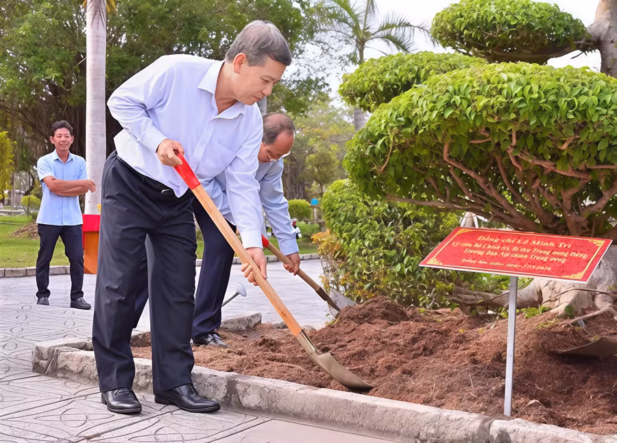 Ông Lê Minh Trí, Ủy viên Bộ Chính trị, Trưởng Ban Nội chính Trung ương trồng cây lưu niệm tại Khu tưởng niệm Chủ tịch Hồ Chí Minh. ban-noi-chinh-2.jpg