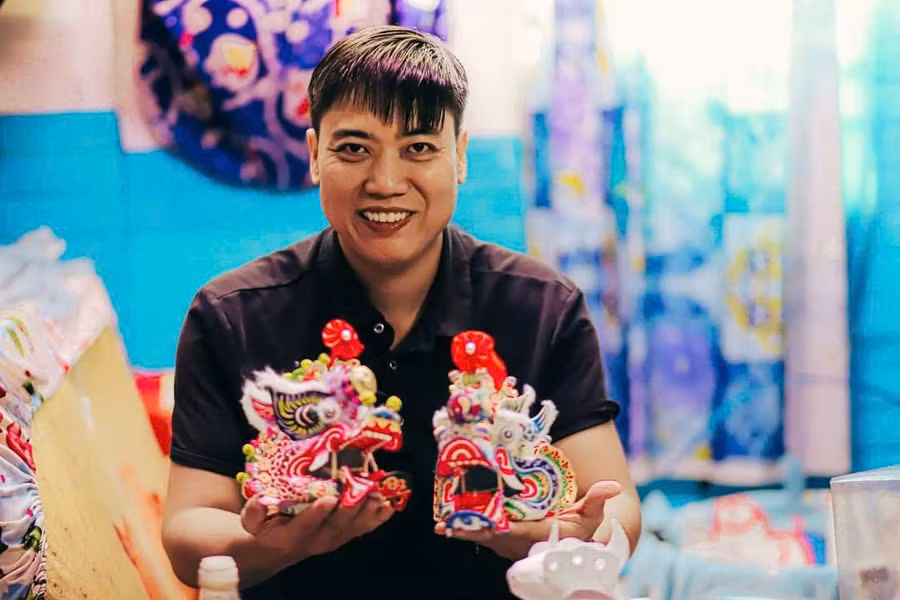 Nghệ nhân Vương Giai Huân trong gian nhà nhỏ chỉ vỏn vẹn 10m2, vừa là 'xưởng chế tác', vừa là nơi sinh hoạt của cả gia đình. Ảnh: NVCC. thoi-hon-di-san-vao-lan-ti-hon-1.jpg