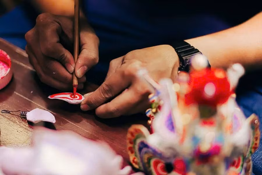 Từng chi tiết nhỏ nhất đều được anh Huân chăm chút tỉ mỉ để khơi gợi thật chân xác những hình ảnh lân cổ dần bị mai một. Ảnh: NVCC. thoi-hon-di-san-vao-lan-ti-hon-2.jpg