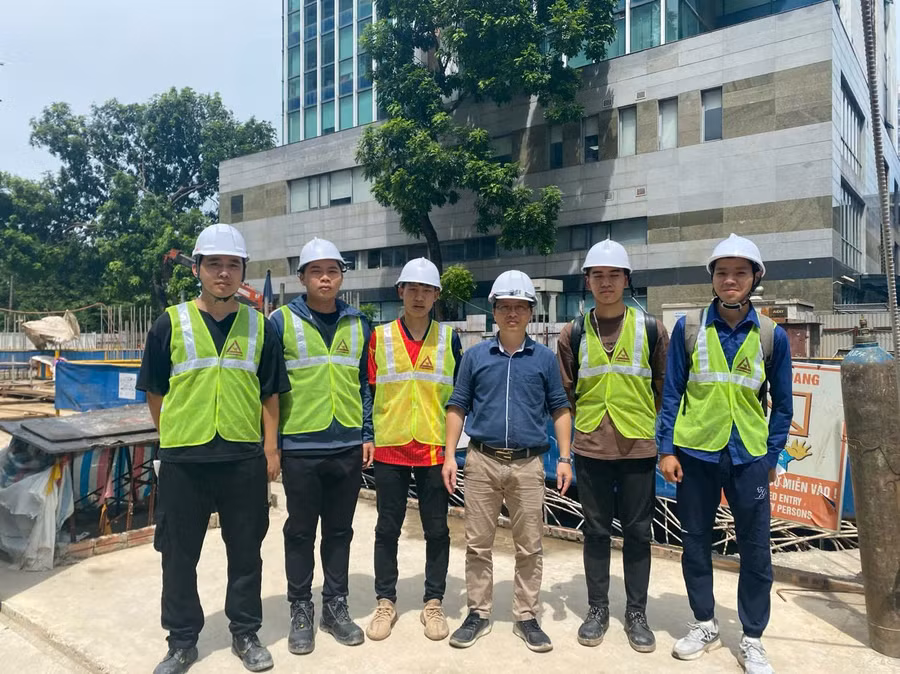 Sinh viên Trường Cao đẳng Xây dựng số 1 thực hành tại công trường. sinh-vien-thuc-hanh-tai-cong-truong.jpg