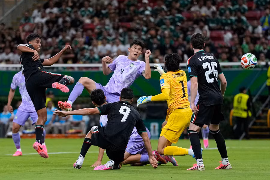 Mexico thắng Hàn Quốc 1-0 ở lượt trận thứ hai bảng A, qua đó giành tấm vé đi tiếp đầu tiên tại World Cup 2026. mexico-2.jpg