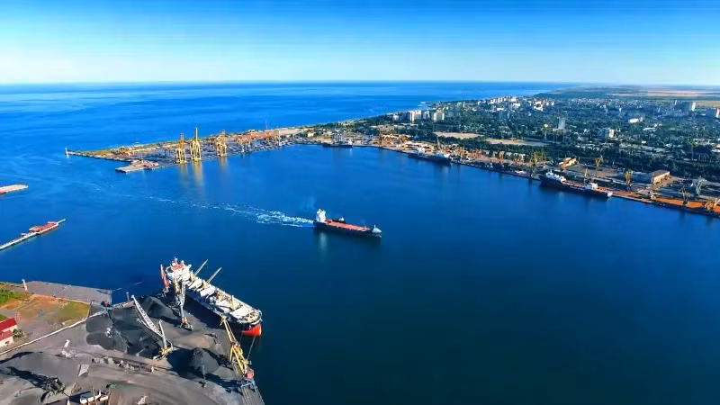 Tàu chở hàng nước ngoài mang theo vũ khí vẫn cập cảng Ukraine một cách dễ dàng. e613212a3d-port.jpg