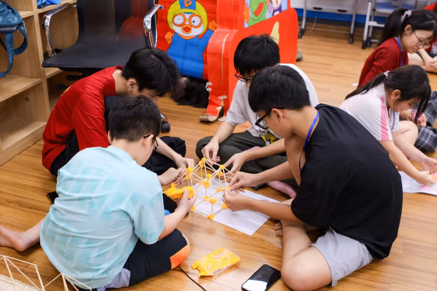Những trải nghiệm với mô hình STEM hay Robotics luôn thu hút sự tham gia của các em nhỏ. 4.jpg