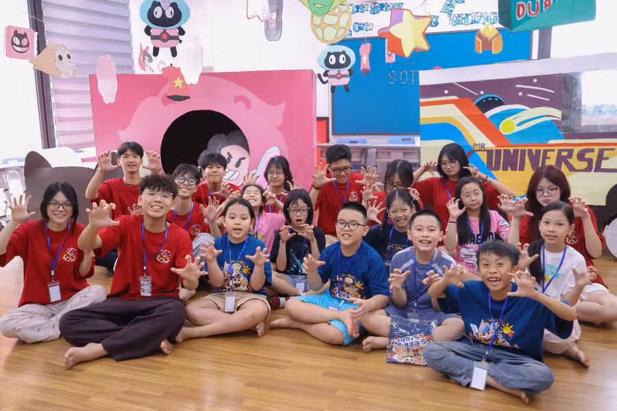 Các em nhỏ lưu lại hình ảnh đáng nhớ cùng anh chị học sinh Trường THPT chuyên Hà Nội - Amsterdam tại Science Camp 2026. 1.jpg
