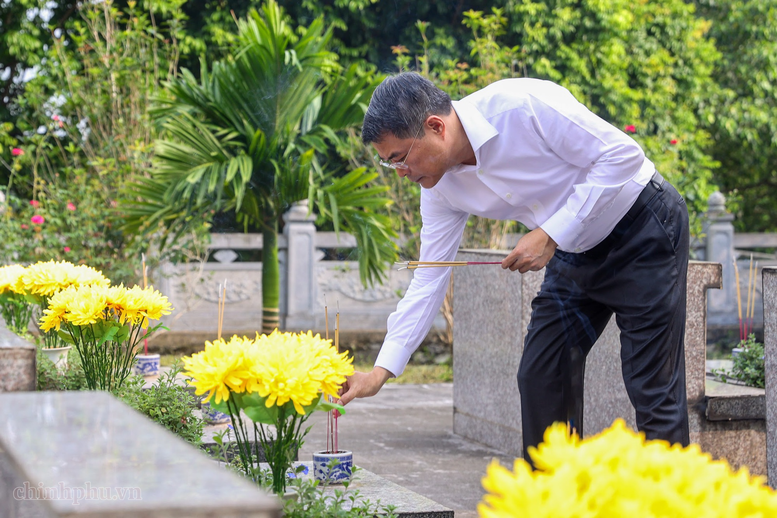 Thủ tướng Chính phủ dâng hương tại Nghĩa trang Liệt sĩ Trung tâm tỉnh Lào Cai - Ảnh: VGP/Nhật Bắc