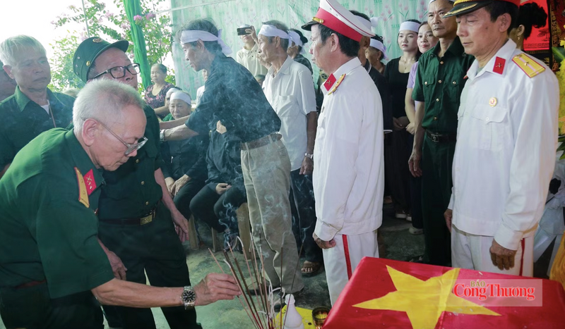 Những người đồng đội đến thắp hương tưởng nhớ và tri ân đến liệt sĩ Lê Đồng Cội. Ảnh: Quốc Anh