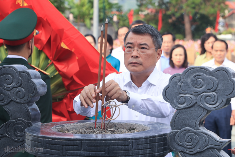 Thủ tướng Chính phủ Lê Minh Hưng dâng hương tại Nghĩa trang Liệt sĩ Lạng Sơn - Ảnh: VGP/Nhật Bắc