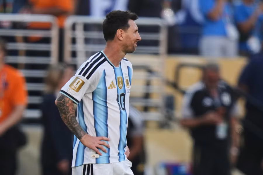 Lionel Messi thất vọng khi không thể cùng đội nhà bảo vệ thành công ngôi vô địch World Cup. Ảnh: AP. argentina-tbn.jpg