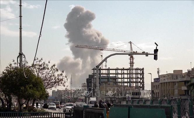 Khói bốc lên sau vụ không kích tại thủ đô Tehran của Iran. Ảnh: ANI/TTXVN phát