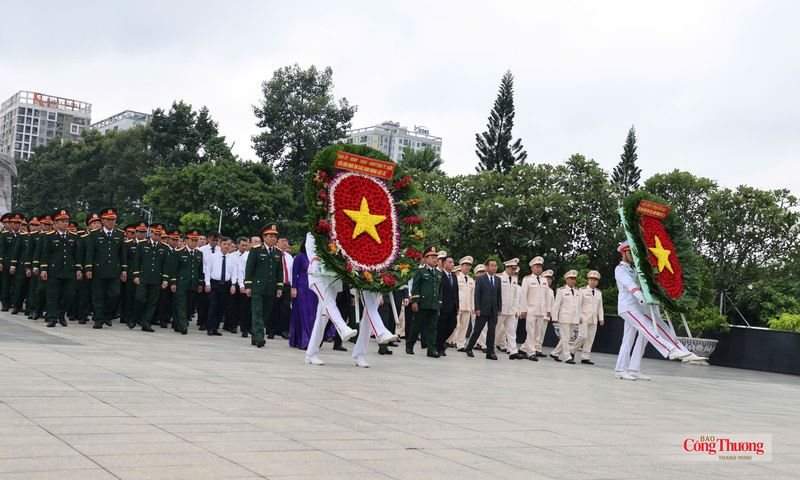 Lãnh đạo TP. Hồ Chí Minh dâng hoa, dâng hương tưởng nhớ các Anh hùng liệt sĩ - 1