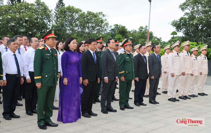 Đại biểu Thành ủy - HĐND - UBND - Ủy ban MTTQ Việt Nam TP. Hồ Chí Minh; Đảng ủy - Bộ Tư lệnh Quân khu 7; các đồng chí lãnh đạo Đảng, Nhà nước, MTTQ Việt Nam, các đồng chí lão thành cách mạng, các tướng lĩnh, cán bộ trong lực lượng vũ trang dâng hoa, dâng hương tưởng nhớ các Mẹ Việt Nam anh hùng, Anh hùng liệt sĩ  tại Nghĩa trang Liệt sĩ TP. Hồ Chí Minh.