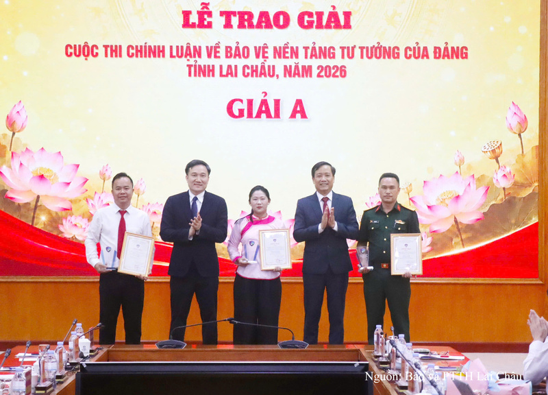 Phó Bí thư Thường trực Tỉnh ủy Lai Châu Nguyễn Tuấn Anh và Ban Tổ chức cuộc thi trao giải cho các tác giả đạt giải A.