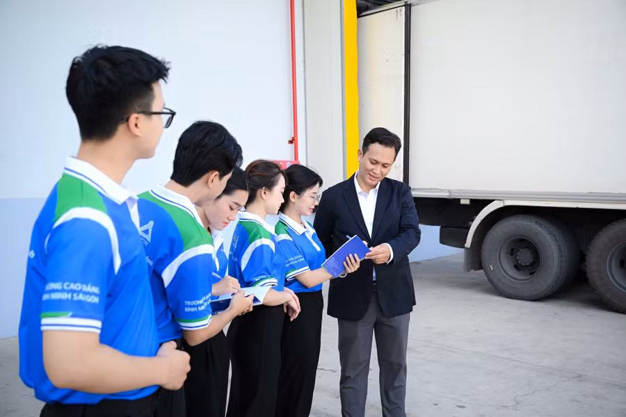 Sinh viên "đại học 2 giai đoạn" được trải nghiệm doanh nghiệp vào học kì đầu tiên của năm nhất để tiếp cận thực tế ngành học. van-5026.jpg