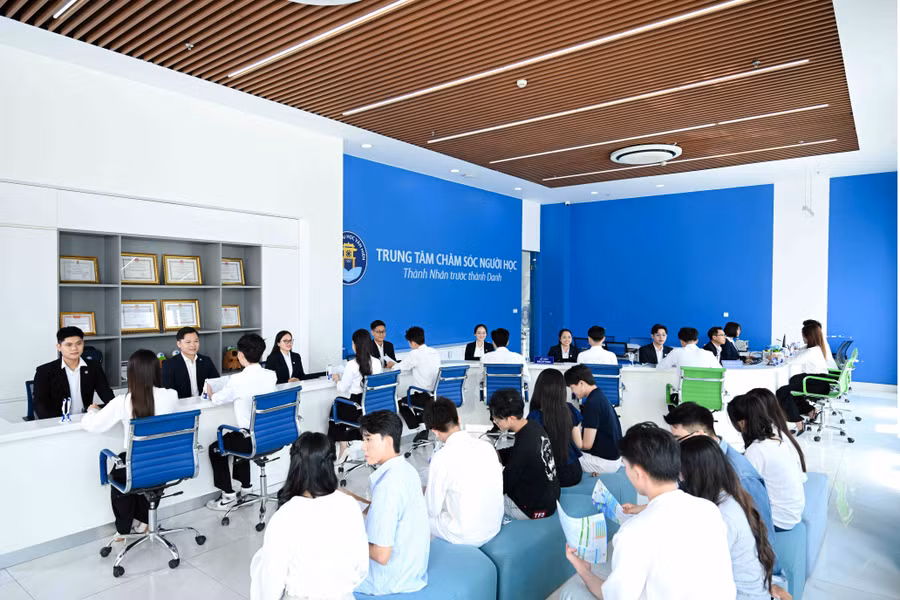 Đông đảo phụ huynh, thí sinh đến trường để được tư vấn và làm thủ tục nhập học. Thí sinh đăng ký học tại đây https://xettuyen.aurora.edu.vn/ ttcsnh.jpg