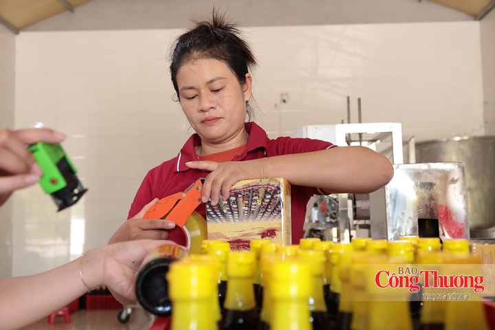 Các sản phẩm chú trọng khâu bao bì, nhãn mác nhằm tạo ấn tượng tốt nhất với khách tham quan mua sắm.