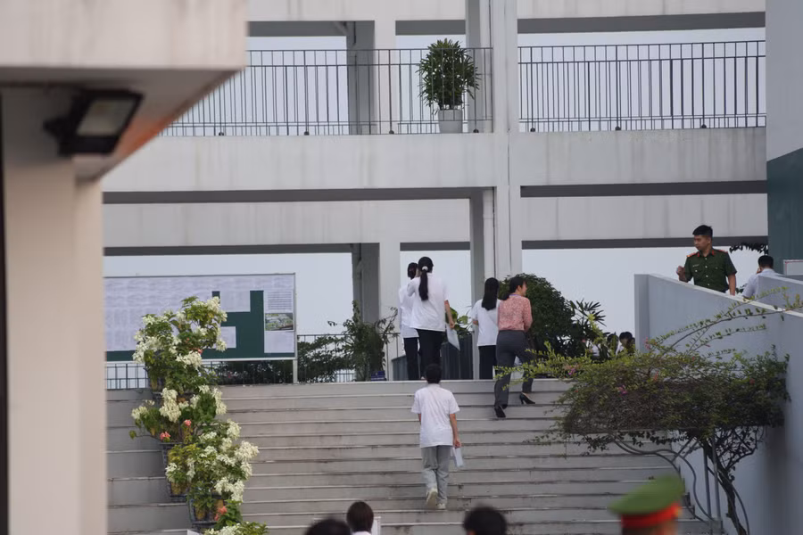 Các thí sinh bước vào phòng thi. 1000053438.jpg