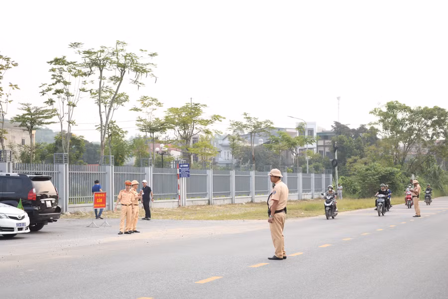 Lực lượng chức năng điều tiết giao thông, đảm bảo an toàn thi. 1000053440.jpg