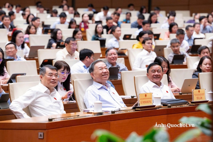 Tổng Bí thư, Chủ tịch nước Tô Lâm cùng Thủ tướng Chính phủ Lê Minh Hưng, Thường trực Ban Bí thư Trần Cẩm Tú; Chủ tịch Ủy ban Trung ương Mặt trận Tổ quốc Việt Nam Bùi Thị Minh Hoài và các ĐBQH tại phiên họp.