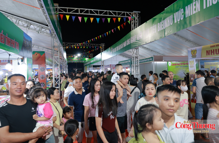 Các sản phẩm địa phương, đặc sản vùng miền chật kín du khách.
