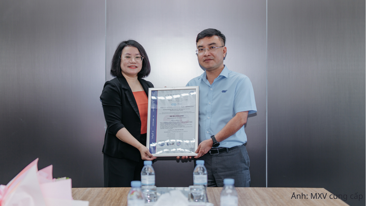 Ông Đặng Việt Hưng - Tổng Giám đốc MXV nhận Chứng nhận ISO.