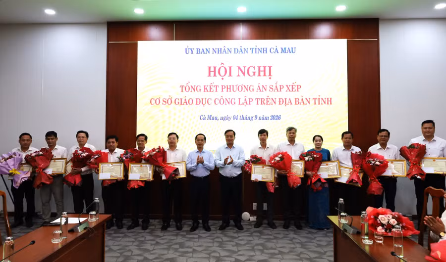 Cá nhân nhận bằng khen của Chủ tịch UBND tỉnh Cà Mau. sap-xep-10.jpg