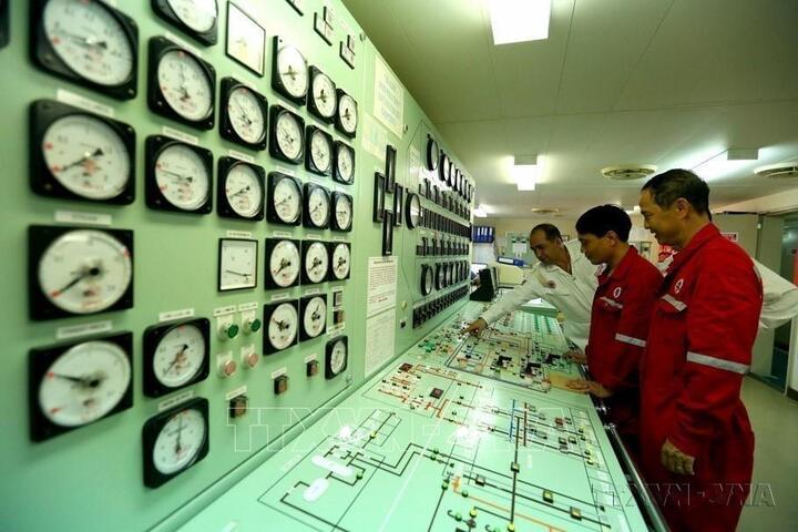 Chuyên gia Nga và Việt Nam tại phòng điều khiển nhận và xuất dầu trên tàu Vietsovpetro - 01. Liên doanh Việt - Nga Vietsovpetro (thuộc Tập đoàn Công nghiệp - Năng lượng Quốc gia Việt Nam) là đơn vị hoạt động hiệu quả cao trong tìm kiếm thăm dò và khai thác dầu khí, có đóng góp to lớn cho nền kinh tế Việt Nam, góp phần củng cố mối quan hệ hữu nghị truyền thống và đối tác chiến lược toàn diện giữa Việt Nam và Liên bang Nga.