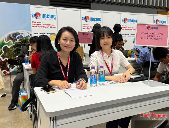 Đại diện Công ty TNHH Thực nghiệp Lữ Phát Quảng Tây ở khu vực B2B tại VIS 2026.