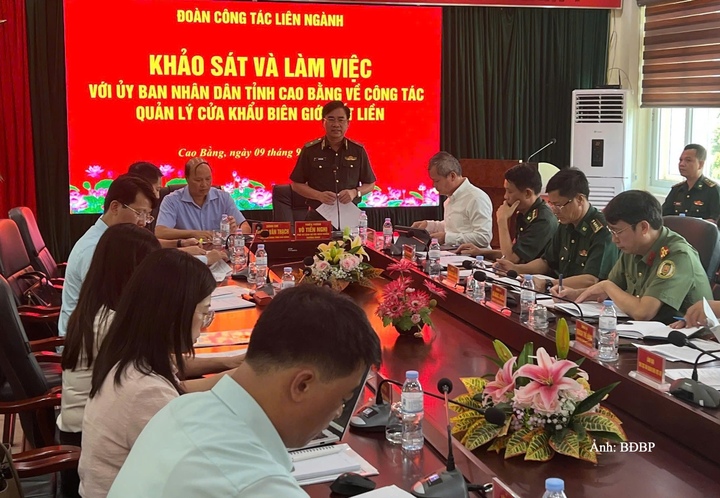 Đồng chí Thiếu tướng Võ Tiến Nghị, Phó Tư lệnh Bộ đội Biên phòng, chủ trì phát biểu tại buổi làm việc với UBND tỉnh Cao Bằng.