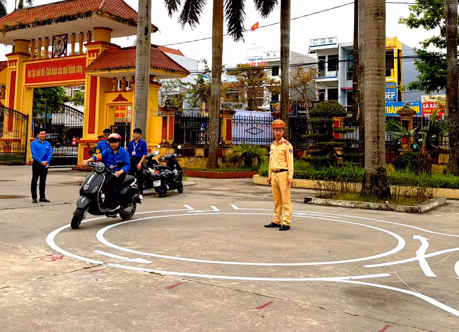 Phòng CSGT (Công an tỉnh Hưng Yên) hướng dẫn hướng dẫn kỹ năng lái xe an toàn cho học sinh. Ảnh tư liệu 1-1459.jpg