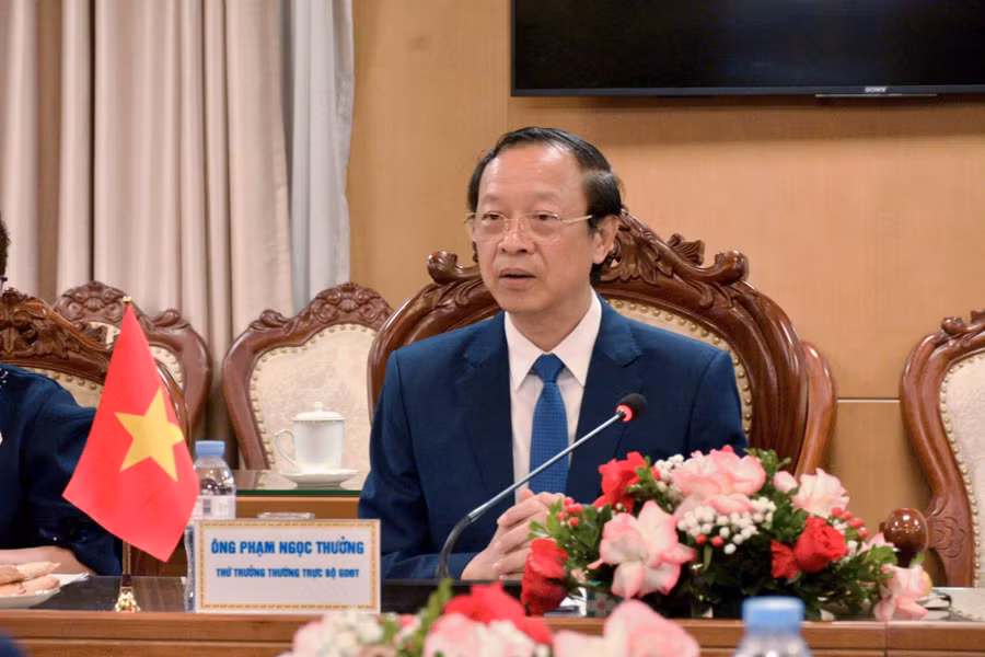 Thứ trưởng Thường trực Phạm Ngọc Thưởng trao đổi tại buổi tiếp. 6.jpg