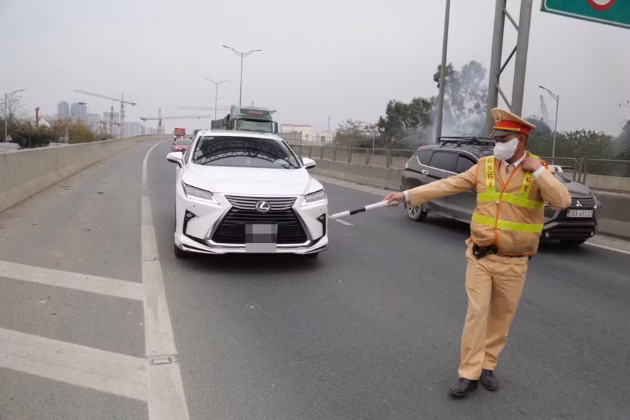 Cần xử lý nghiêm những phương tiện cố tình đi vào làn dừng khẩn cấp. a5.jpg