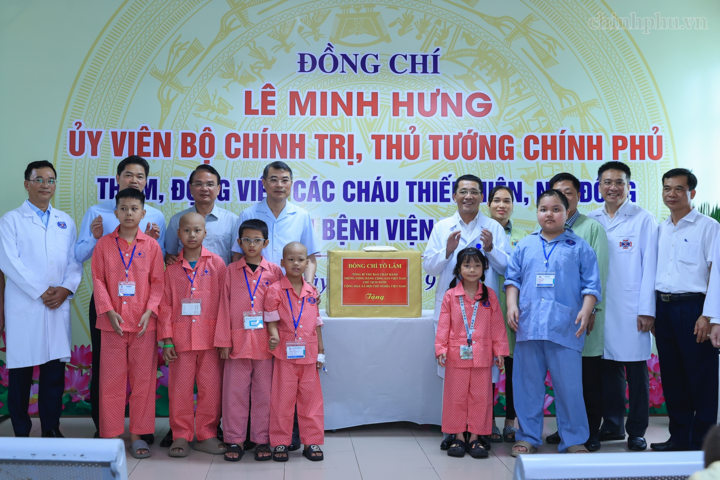 Thủ tướng trao quà của Tổng Bí thư, Chủ tịch nước Tô Lâm tặng các bệnh nhi đang điều trị tại Bệnh viện - Ảnh: chinhphu.vn/Nhật Bắc