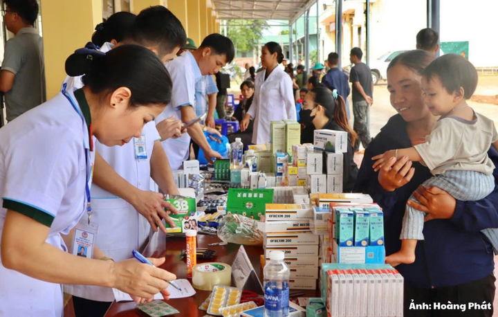 Người dân xã biên giới được khám, phát thuốc miễn phí.