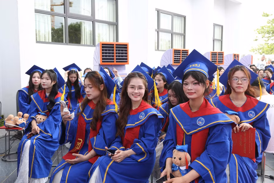 Sinh viên FBU hân hoan trong buổi lễ tốt nghiệp.