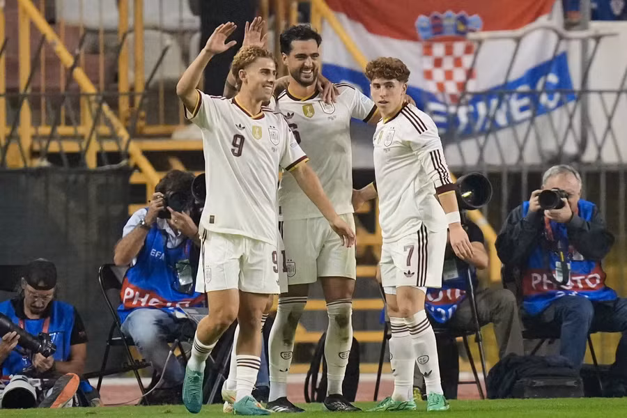 Tiền vệ Mikel Merino (giữa) ăn mừng bàn thắng quyết định trước Croatia tại Split rạng sáng 7/10. Ảnh: AP. tbn.png