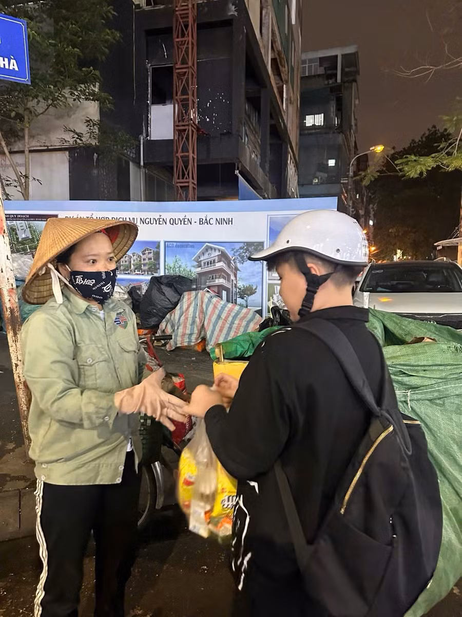 Hải tặng những món quà nhỏ đến các mảnh đời còn khó khăn ngoài xã hội. hai-5.jpg