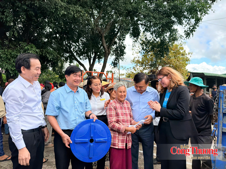 Lãnh đạo Bộ Nông nghiệp và Môi trường, UBND tỉnh Đắk Lắk và Quỹ Nhi đồng Liên Hợp Quốc tại Việt Nam trao tặng bồn chứa nước cho người dân có hoàn cảnh khó khăn.