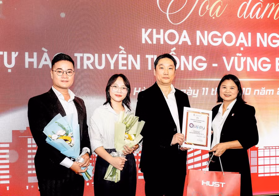 Bà Trịnh Thị Ánh Hằng, Trưởng khoa Ngoại ngữ - Đại học Bách khoa Hà Nội trao quà tri ân cho đại diện Quippy AI Limited. ky-ket-dh-bach-khoa-3.jpg