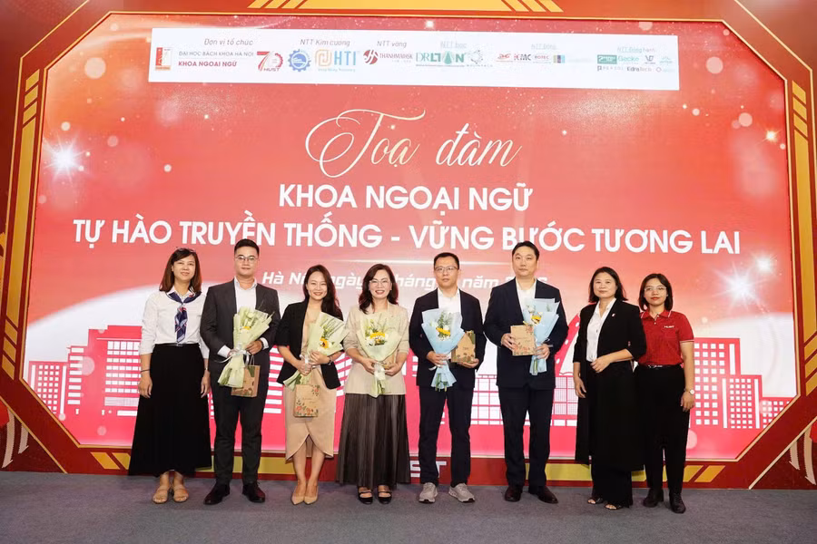 Lãnh đạo Khoa Ngoại ngữ - Đại học Bách khoa Hà Nội tặng hoa đại diện các doanh nghiệp, tổ chức đã ký kết biên bản ghi nhớ hợp tác. ky-ket-dh-bach-khoa-2.jpg