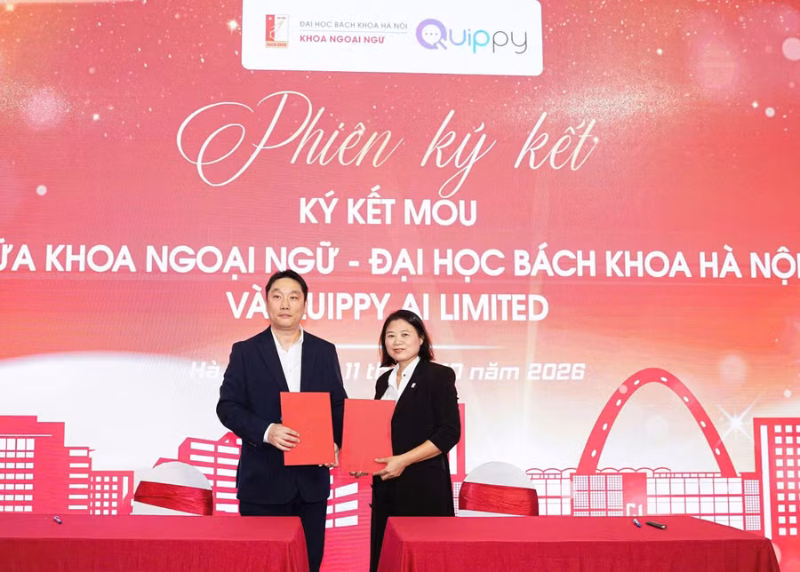 Ông Jerry Yiu, Nhà sáng lập kiêm CEO Quippy AI Limited (trái) và bà Trịnh Thị Ánh Hằng, Trưởng khoa Ngoại ngữ - Đại học Bách khoa Hà Nội ký kết biên bản ghi nhớ hợp tác.
