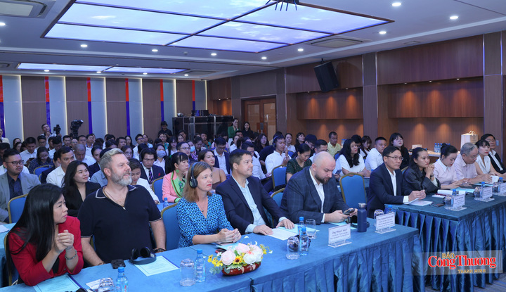 Đại biểu tham dự sự kiện.