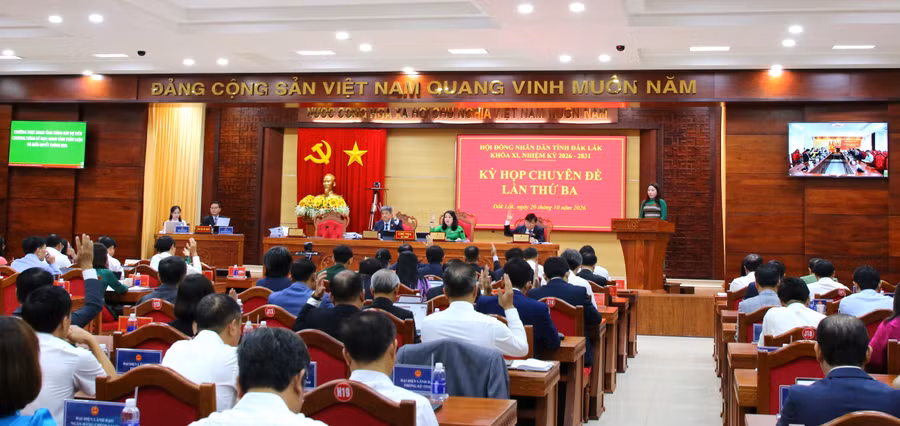 Đại biểu thông qua nội dung Kỳ họp chuyên đề lần thứ 3, HĐND tỉnh Đắk Lắk. (Ảnh: TT)