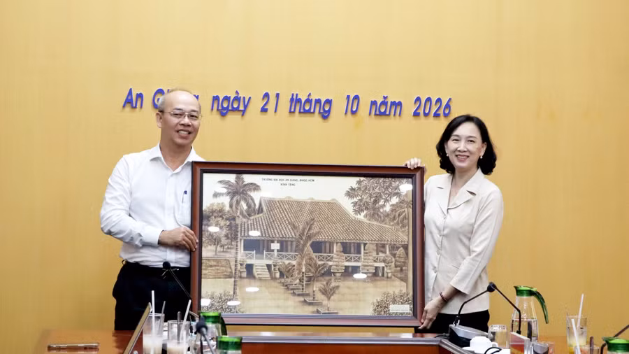 GS.TS Huỳnh Kỳ Phương Hạ, Quyền Hiệu trưởng Trường Đại học An Giang, trao tặng quà lưu niệm lãnh đạo UBND tỉnh An Giang. 0-agu-ubndag-6.jpg