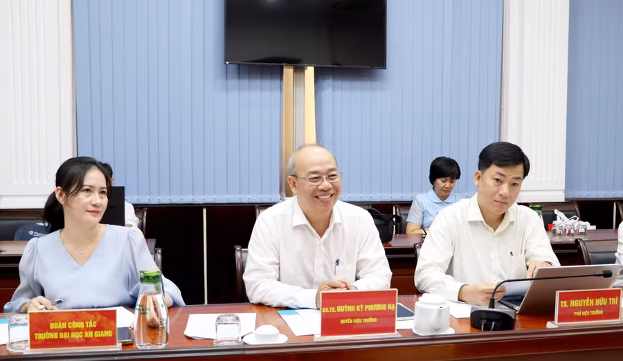 GS.TS Huỳnh Kỳ Phương Hạ (giữa), Quyền Hiệu trưởng Trường Đại học An Giang, làm Trưởng đoàn công tác. 0-agu-ubndag-2.jpg