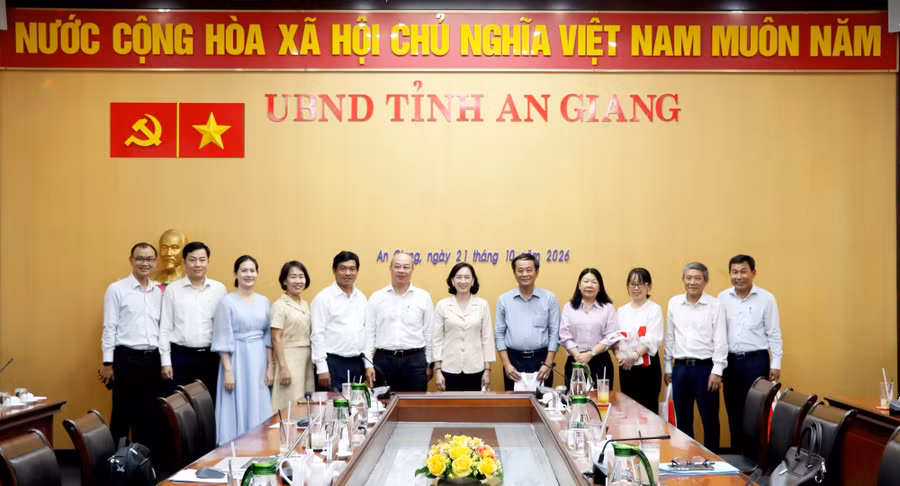 Đại biểu chụp ảnh lưu niệm tại buổi làm việc. 0-agu-ubndag-7.jpg