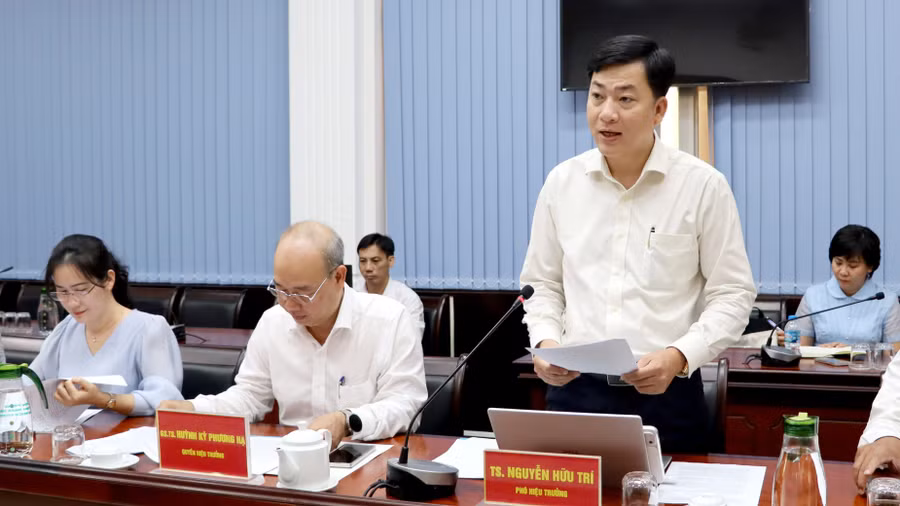 TS Nguyễn Hữu Trí, Phó Hiệu trưởng Trường Đại học An Giang, báo cáo tại buổi làm việc. 0-agu-ubndag-3.jpg